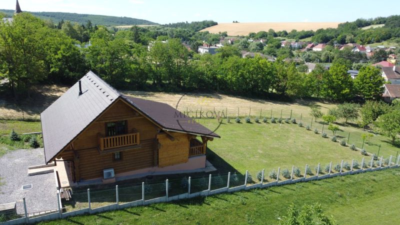 Výnimočná zrubová chata na predaj, Čechy, okr. Nové Zámky - Drevená chata v obci obklopenej prírodou a zeleňou v Čechách.