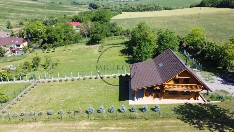 Výnimočná zrubová chata na predaj, Čechy, okr. Nové Zámky - Drevená chata s veľkou záhradou pri Leviciach na vidieku obklopená prírodou.