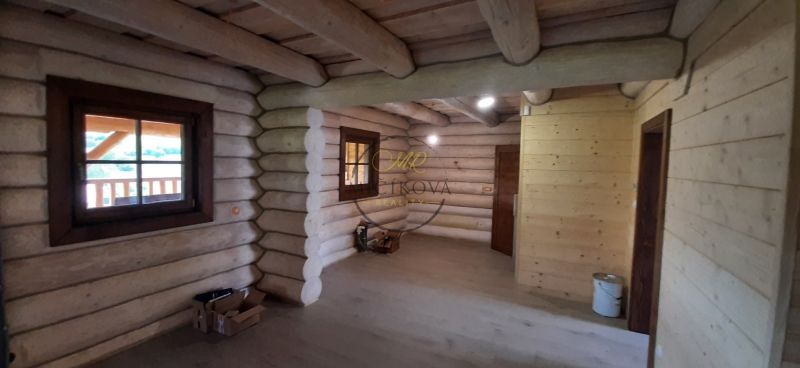 Výnimočná zrubová chata na predaj, Čechy, okr. Nové Zámky - Drevené steny, okno a podlaha s dreveným dekorom v chate.