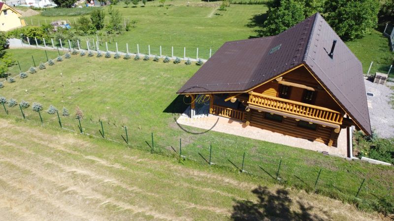 Výnimočná zrubová chata na predaj, Čechy, okr. Nové Zámky - Drevená chata s trávnikom a plotom, na okraji obce v srdci prírody v Čechách.