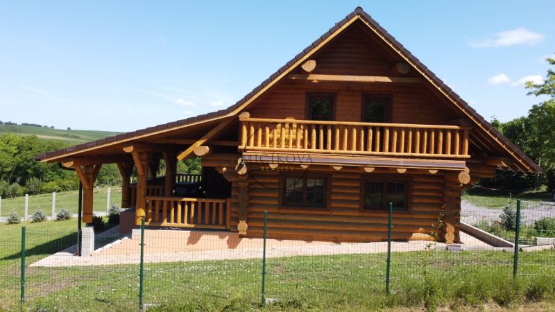 Výnimočná zrubová chata na predaj, Čechy, okr. Nové Zámky - Drevená chata v idylickom prostredí pri meste Hustopeče, na ulici Brněnská.