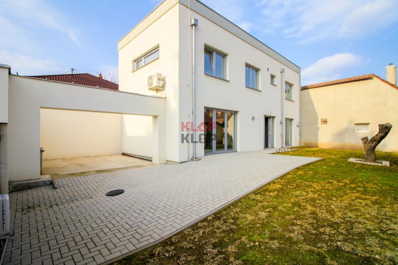 Pozrite si MODERNÚ NOVOSTAVBU 5 i RD pri SENCI, MOŽNOSŤ VÝMENY za BYT - Rodinný dom na Obchodnej ulici vo Veľkom Bieli, s terasou a upravenou záhradou.
