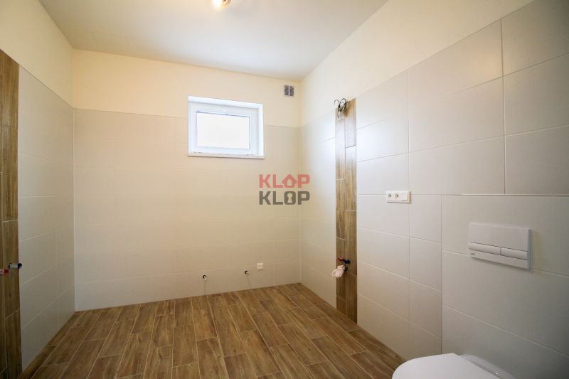 Pozrite si MODERNÚ NOVOSTAVBU 5 i RD pri SENCI, MOŽNOSŤ VÝMENY za BYT - Kúpeľňa v rodinnom dome s obkladmi a oknom, pripravená na zariadenie.