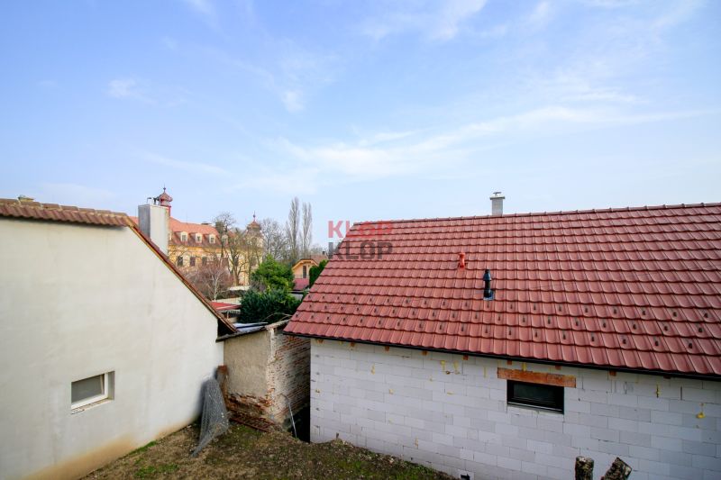 Pozrite si MODERNÚ NOVOSTAVBU 5 i RD pri SENCI, MOŽNOSŤ VÝMENY za BYT - Rodinný dom v obci Veľký Biel na Obchodnej ulici s výhľadom na historickú budovu.
