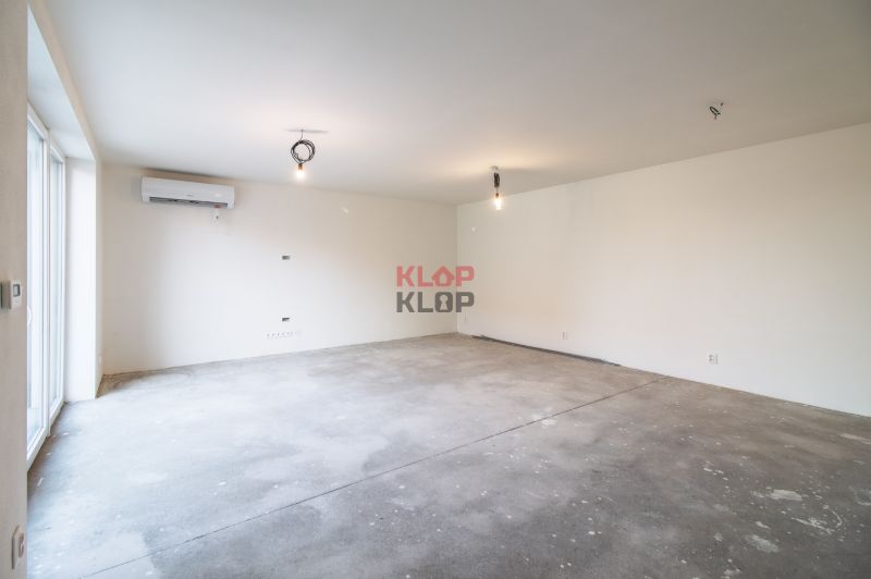 Pozrite si MODERNÚ NOVOSTAVBU 5 i RD pri SENCI, MOŽNOSŤ VÝMENY za BYT - Izba s klimatizáciou a betónovou podlahou v rodinnom dome, pripravená na ďalšie úpravy.