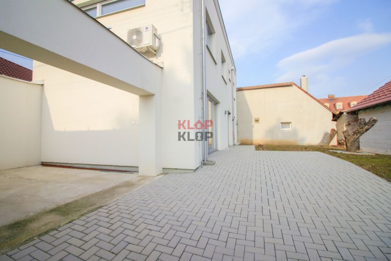 Pozrite si MODERNÚ NOVOSTAVBU 5 i RD pri SENCI, MOŽNOSŤ VÝMENY za BYT - Rodinný dom na Obchodnej ulici vo Veľkom Bieli, vydláždený dvor a fasáda s klimatizáciou.