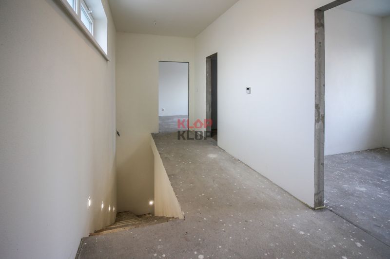 Pozrite si MODERNÚ NOVOSTAVBU 5 i RD pri SENCI, MOŽNOSŤ VÝMENY za BYT - Interiér rodinného domu s chodbou, schodiskom a vstupom do izby.
