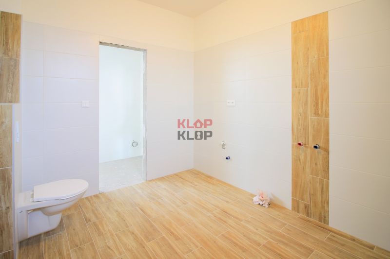 Pozrite si MODERNÚ NOVOSTAVBU 5 i RD pri SENCI, MOŽNOSŤ VÝMENY za BYT - Kúpeľňa v rodinnom dome s drevenými a bielymi obkladmi.