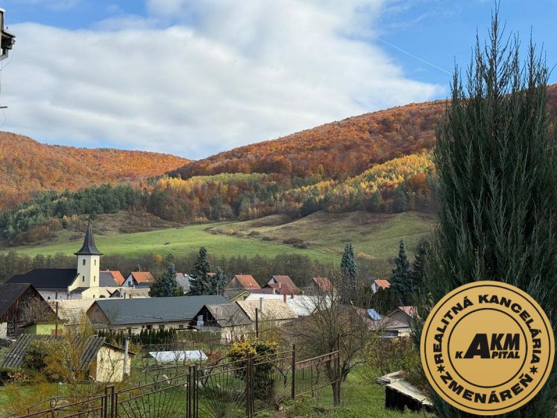ZNÍŽENÁ CENA ! Rodinný dom na predaj, Žiar nad Hronom, Stará Kremnička - Kostol a rodinné domy v malebnej jesennej krajine Starej Kremničky.