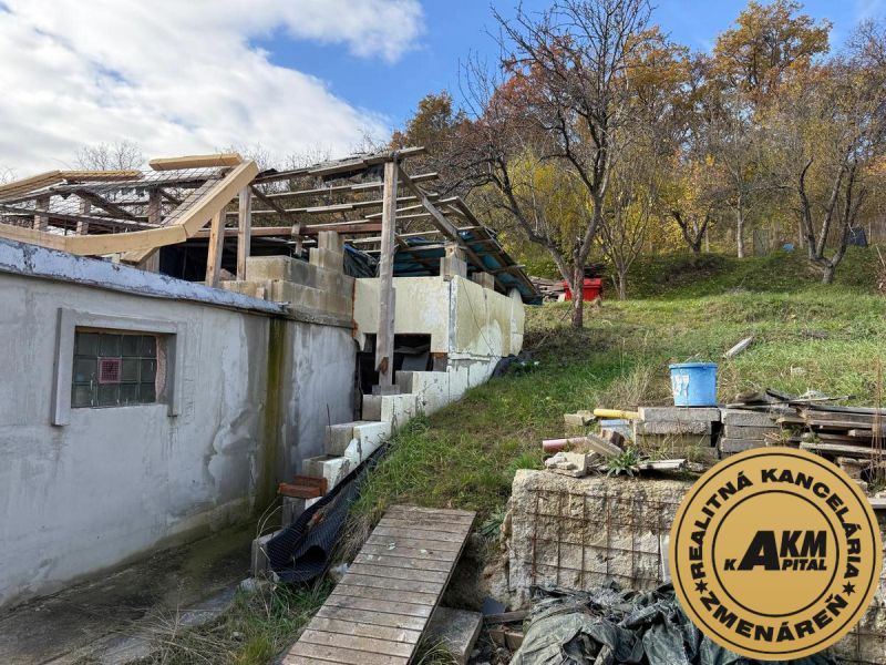 ZNÍŽENÁ CENA ! Rodinný dom na predaj, Žiar nad Hronom, Stará Kremnička - Záhrada s nedokončenou stavbou v blízkosti ulice Stará Kremnička v Žiari nad Hronom.