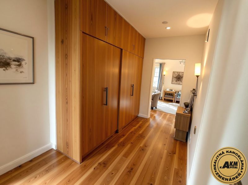 2 izbový byt, 58 m² na predaj, Zvolen, Podborová - Chodba v 2-izbovom byte s podlahou s dreveným dekorom a vstavanými skriňami.