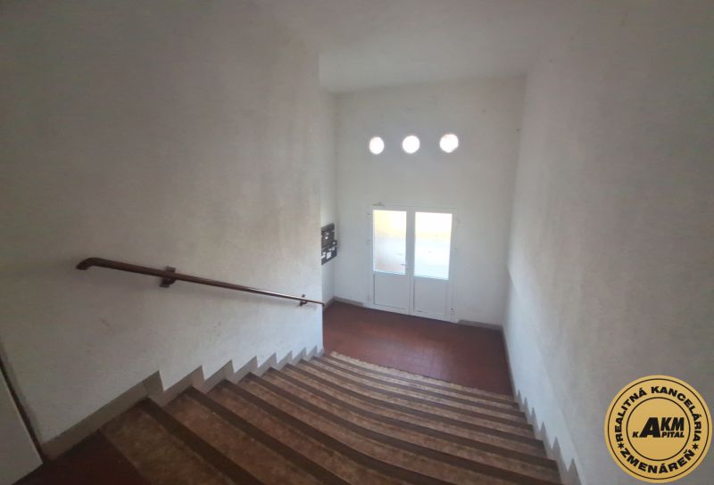 2 izbový byt, 58 m² na predaj, Zvolen, Podborová - Schodisko v bytovom dome na ulici J. Bánika v meste Zvolen.