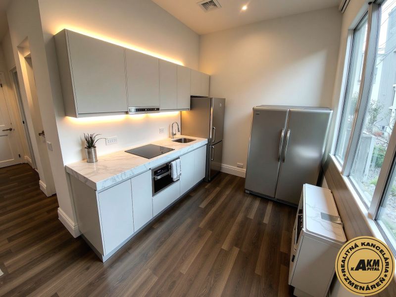 2 izbový byt, 58 m² na predaj, Zvolen, Podborová - Kuchyňa v 2-izbovom byte s podlahou s dreveným dekorom a moderným spotrebičom.