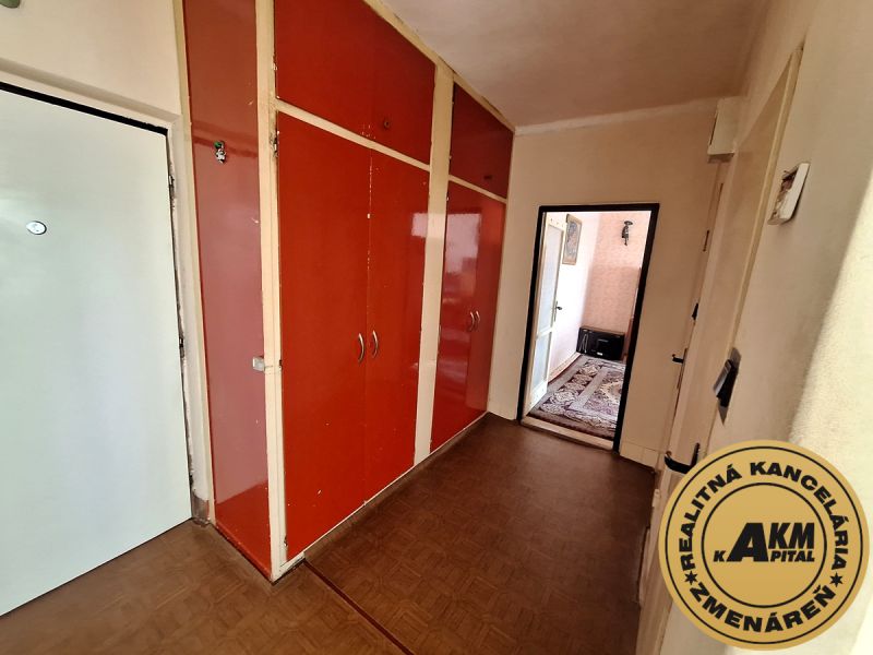 2 izbový byt, 58 m² na predaj, Zvolen, Podborová - Chodba so vstupom do izby a skriňami, podlaha s dreveným dekorom v 2-izbovom byte.