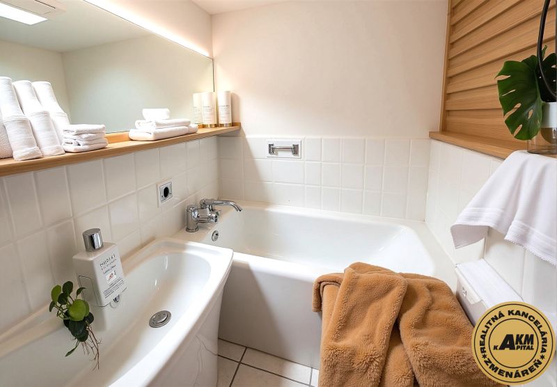 2 izbový byt, 58 m² na predaj, Zvolen, Podborová - Kúpeľňa s vaňou, bielymi obkladačkami a policou s uterákmi v 2-izbovom byte.