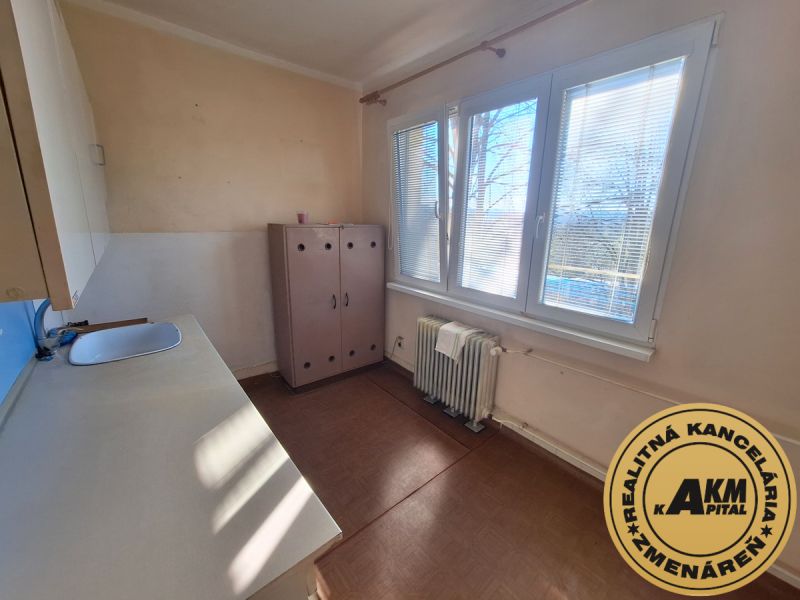 2 izbový byt, 58 m² na predaj, Zvolen, Podborová - Kuchyňa v 2-izbovom byte s veľkým oknom a radiátorom.