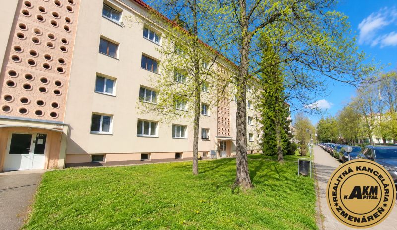 2 izbový byt, 58 m² na predaj, Zvolen, Podborová - Exteriér budovy vo Zvolene obklopený zeleňou, vhodný pre 2-izbový byt.