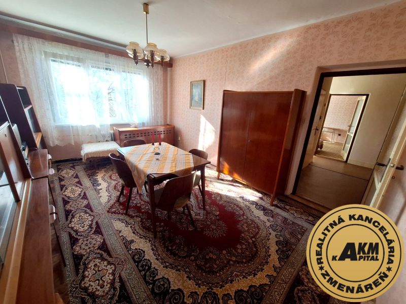 2 izbový byt, 58 m² na predaj, Zvolen, Podborová - Jedáleň v 2-izbovom byte so stolom, dreveným nábytkom a kobercami.