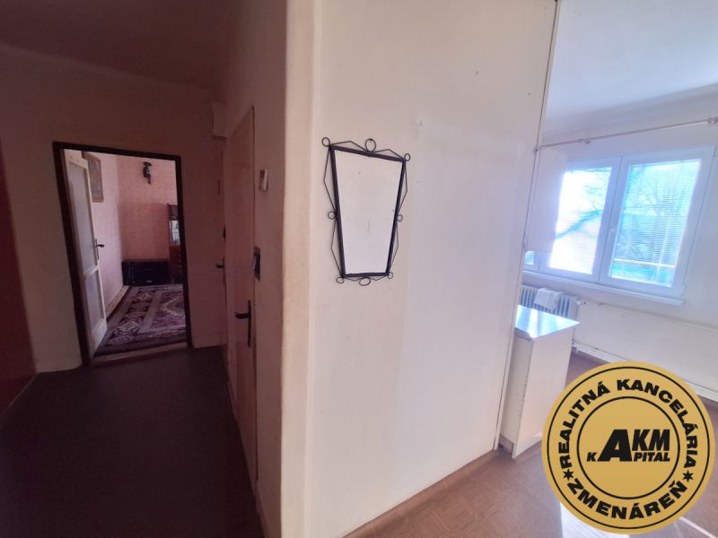 2 izbový byt, 58 m² na predaj, Zvolen, Podborová - Interiér 2-izbového bytu s pohľadom na predsieň a miestnosť s veľkým oknom.