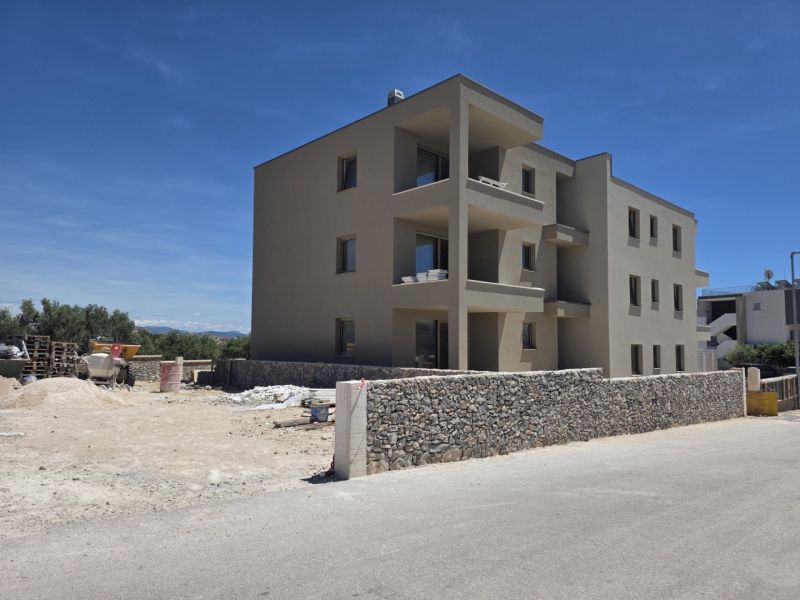 CHORVÁTSKO  - Apartmány (K2) v krásnej dedinke TRIBUNJ - Budova s tromi poschodiami a kamenným plotom v Tribunji, 3-izbový byt na predaj.