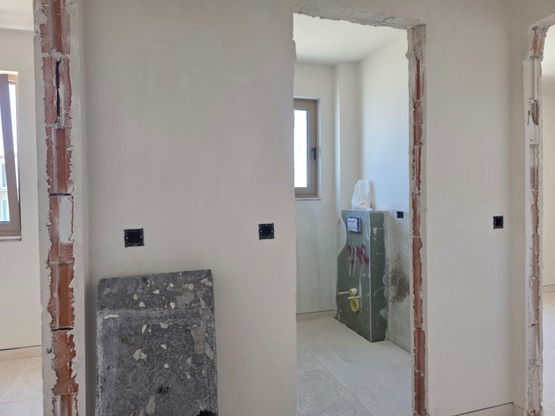 CHORVÁTSKO  - Apartmány (K2) v krásnej dedinke TRIBUNJ - Rekonštrukcia v 3-izbovom byte, odhalené steny a dokončovanie elektroinštalácie.