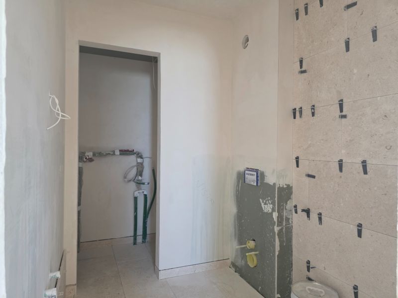 CHORVÁTSKO  - Apartmány (K2) v krásnej dedinke TRIBUNJ - Kúpeľňa v 3-izbovom byte s nedokončenou obkladovou stenou.