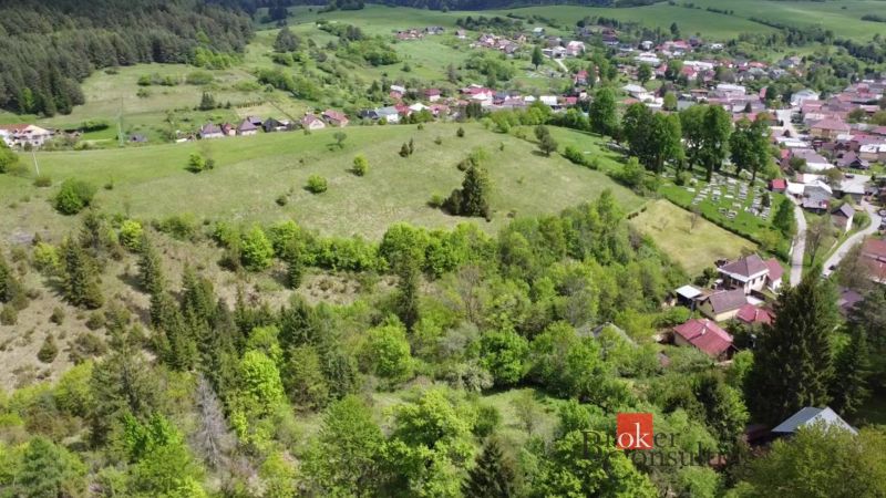 Na predaj pozemok 1898 m² - Horná Lehota, Nízke Tatry - Letecký pohľad na malebnú krajinu pri meste Banská Bystrica so záhradami.