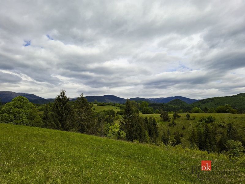 Na predaj pozemok 1898 m² - Horná Lehota, Nízke Tatry - Krajina v okolí hôr s lúkou a lesom pri Banskej Bystrici, ideálna pre Záhrady.