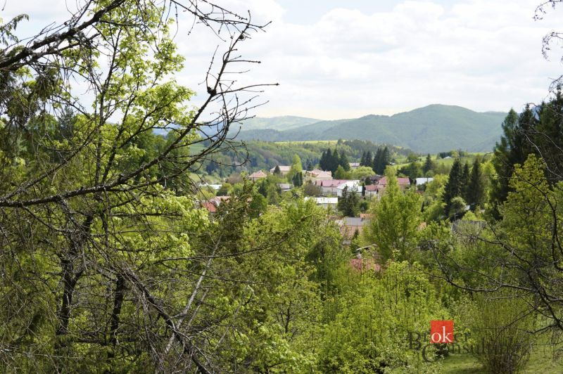 Na predaj pozemok 1898 m² - Horná Lehota, Nízke Tatry - Pohľad na Záhrady Banskej Bystrice s okolím a vrchmi v pozadí.