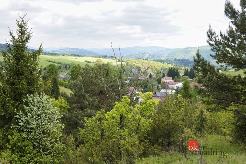 Na predaj pozemok 1898 m² - Horná Lehota, Nízke Tatry - Pohľad na malebné Záhrady v okolí Banskej Bystrice s kopcami a lesmi.