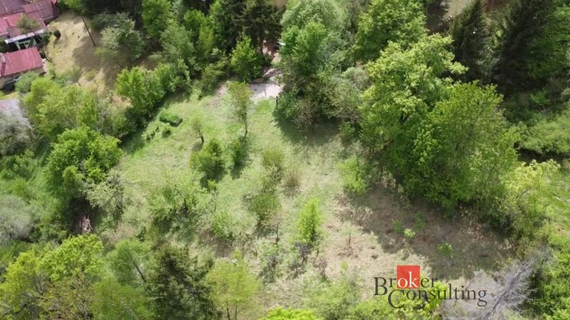 Na predaj pozemok 1898 m² - Horná Lehota, Nízke Tatry - Letecký pohľad na zelené záhrady v Banskej Bystrici obklopené stromami.