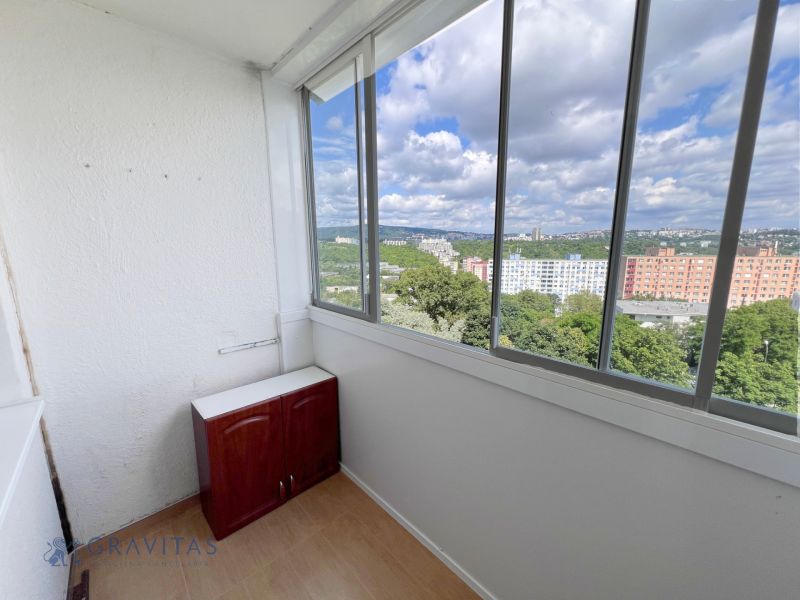 Na prenájom zariadený 2 izbový byt, Dlhé diely - Balkón so sklom a nábytkom, výhľad na paneláky Jána Stanislava, Bratislava - Dlhé diely.