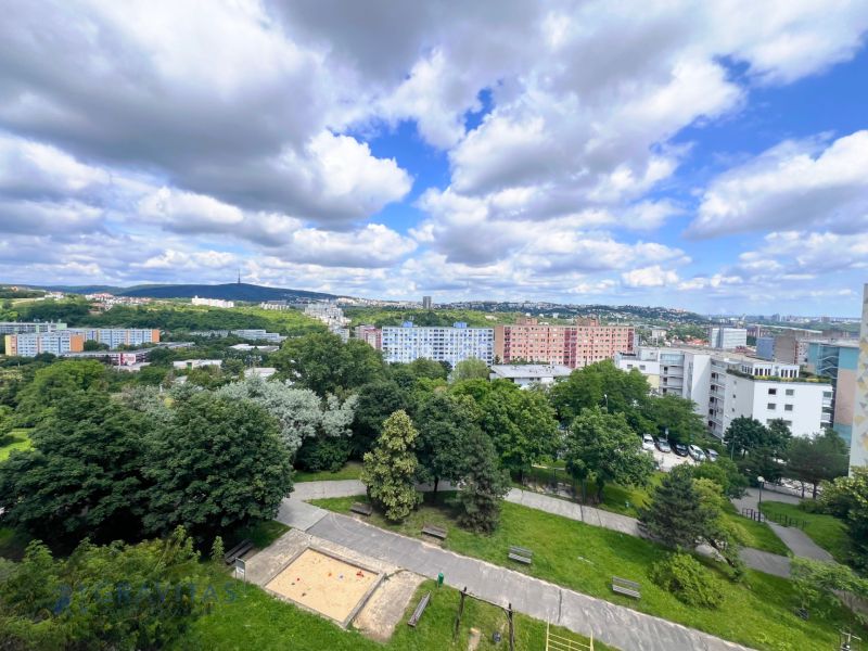 Na prenájom zariadený 2 izbový byt, Dlhé diely - Výhľad na Bratislavu z Jána Stanislava, Dlhé diely, okolie 2-izbového bytu.