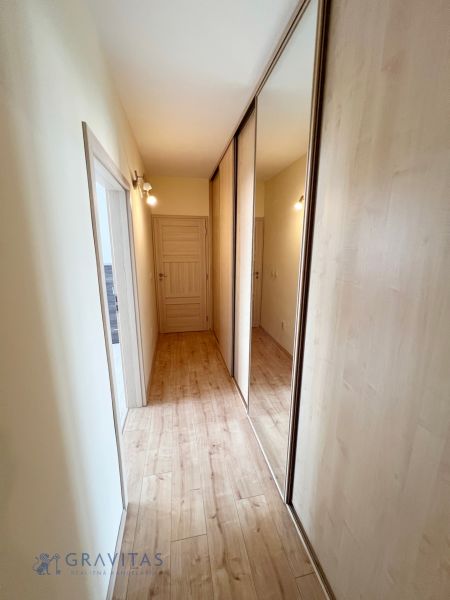 Na prenájom zariadený 2 izbový byt, Dlhé diely - Chodba v 2-izbovom byte s podlahou s dreveným dekorom a vstavanými skriňami.