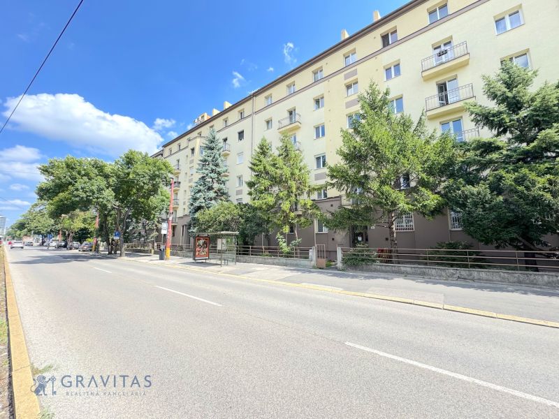 Prenájom 2 izb. bytu Račianske mýto, Bratislava - Ulica Račianska v Bratislave - Novom Meste s rezidenčnou budovou obklopenou stromami.