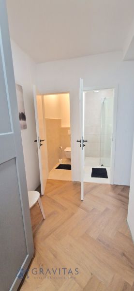 Prenájom 2 izb. bytu Račianske mýto, Bratislava - Kúpeľňa a WC v 2-izbovom byte s podlahou s dreveným dekorom.