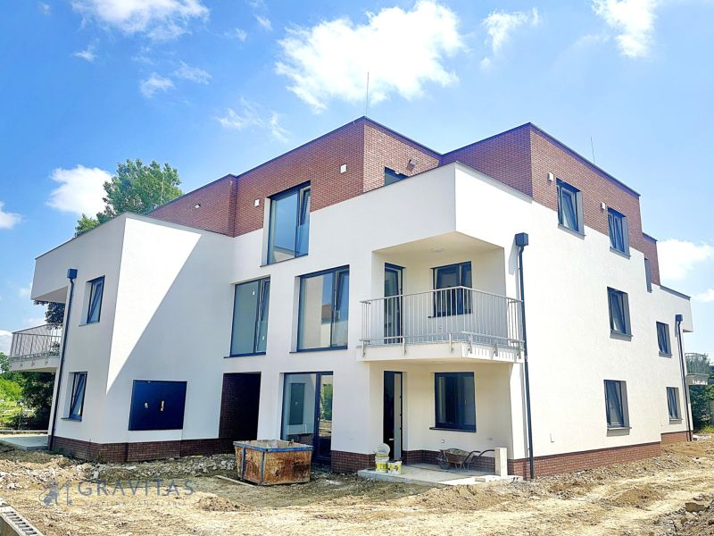 POSLEDNÝ VOĽNÝ BYT! Na predaj 3-izb.byt, Nová Tehelňa-Senec - Novostavba bytového domu na Vtáčej ulici v Senci s tromi poschodiami, jasná obloha.