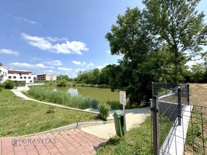 POSLEDNÝ VOĽNÝ BYT! Na predaj 3-izb.byt, Nová Tehelňa-Senec - Jazero obklopené zeleňou a modernými budovami na Vtáčej ulici, Senec.