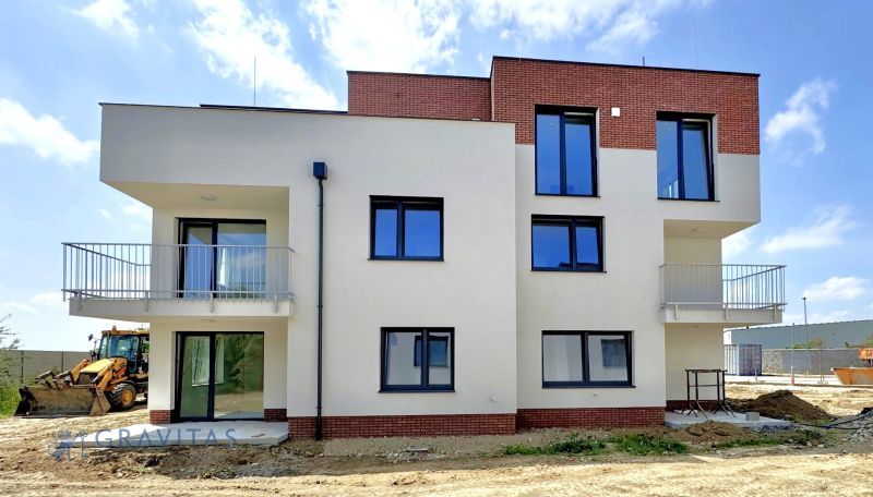 POSLEDNÝ VOĽNÝ BYT! Na predaj 3-izb.byt, Nová Tehelňa-Senec - Novostavba na ulici Vtáčia v Senci ponúka 3-izbový byt s balkónom.