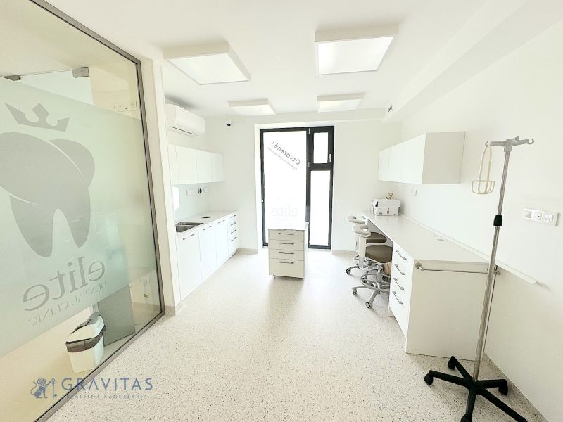 Kompletne zariadená ambulancia, Záhorská Bystrica - Zubná ordinácia na ulici Kunovská s bielymi obchodnými priestormi a moderným vybavením.