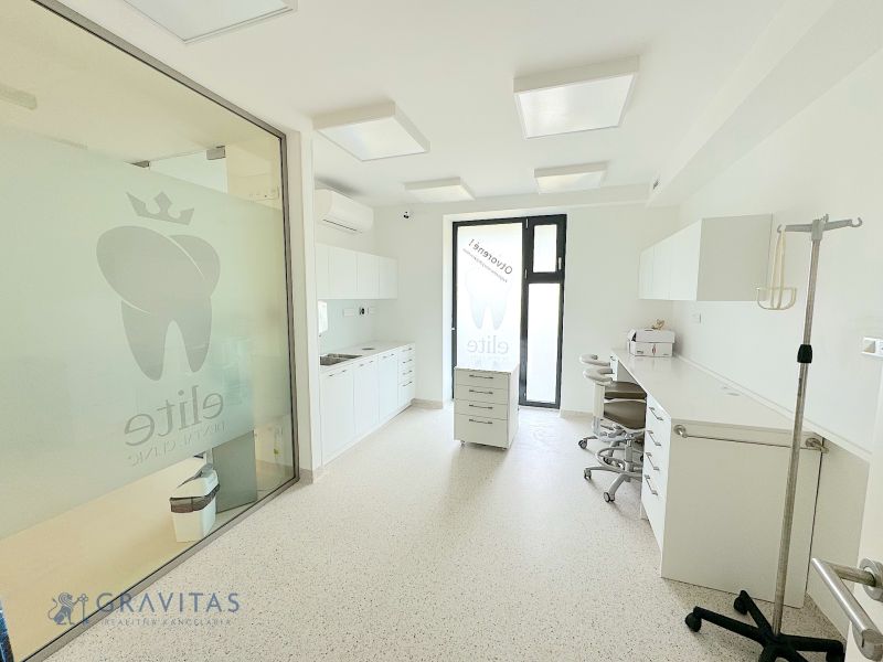 Kompletne zariadená ambulancia, Záhorská Bystrica - Dentálna klinika na Kunovskej ulici s modernými obchodnými priestormi a vybavením.