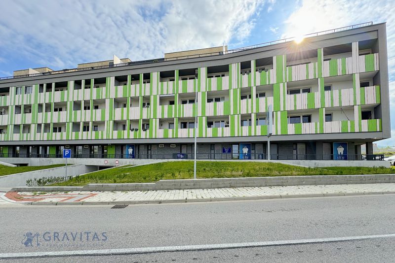 Kompletne zariadená ambulancia, Záhorská Bystrica - Pohľad na budovu na ulici Kunovská, kde sú obchodné priestory a parkovisko.