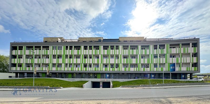 Kompletne zariadená ambulancia, Záhorská Bystrica - Budova so zelenou fasádou, na ulici Kunovská, ponúkajúca obchodné priestory s parkoviskom.