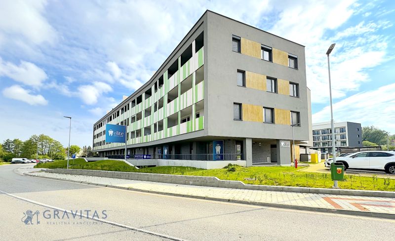 Kompletne zariadená ambulancia, Záhorská Bystrica - Budova na ulici Kunovská so zubnou klinikou a obchodnými priestormi, cesta a autá.