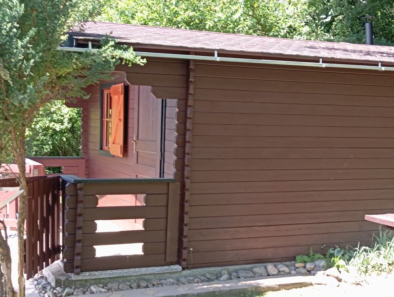 TURANY- rekreačná chata na pozemku 700m2 - Drevená chata na ulici Černík, s oknom a terasou pri lese a vzduchom.