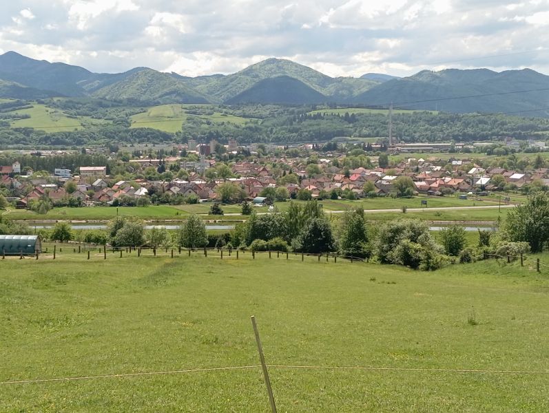 TURANY- rekreačná chata na pozemku 700m2 - Panoramatický pohľad na ulicu Černík s dedinou Chata obklopenou lúkami a horami.