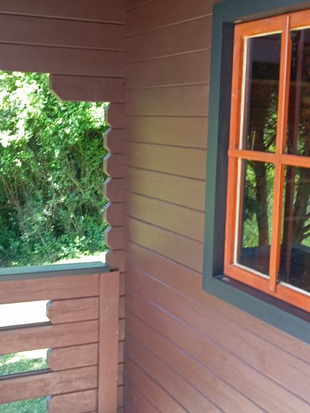 TURANY- rekreačná chata na pozemku 700m2 - Drevená chata s oknom a veranda na ulici Černík v prírodnej scenérii.