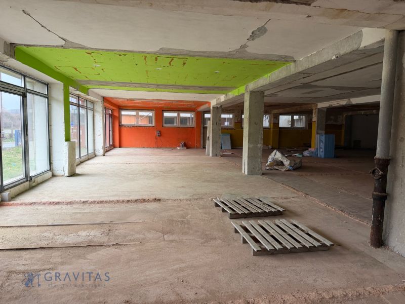 FORVIN TOWER - Prenájom obchodných priestorov - Priestranný interiér so zeleným a oranžovým stropom, Zvláštne nehnuteľnosti.