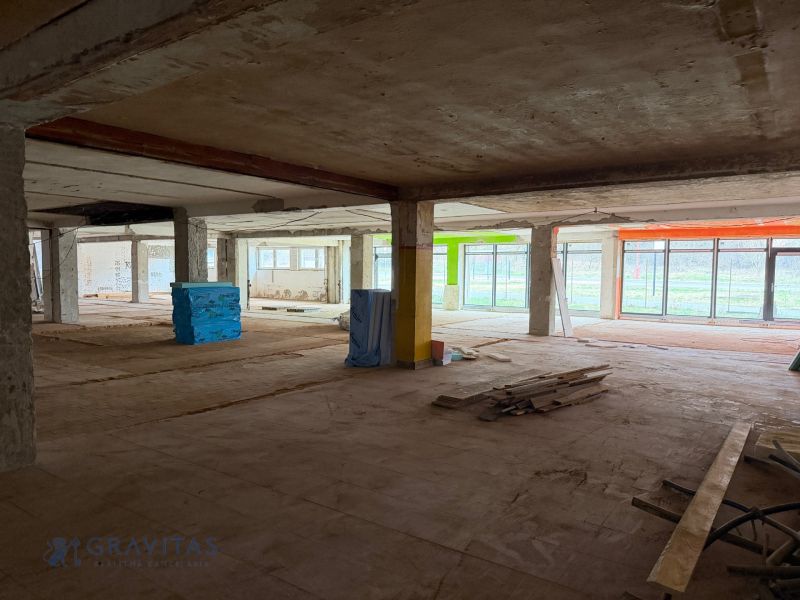 FORVIN TOWER - Prenájom obchodných priestorov - Rozostavaná budova so sklom a stĺpmi, podlaha s dreveným dekorom, Zvláštne nehnuteľnosti.