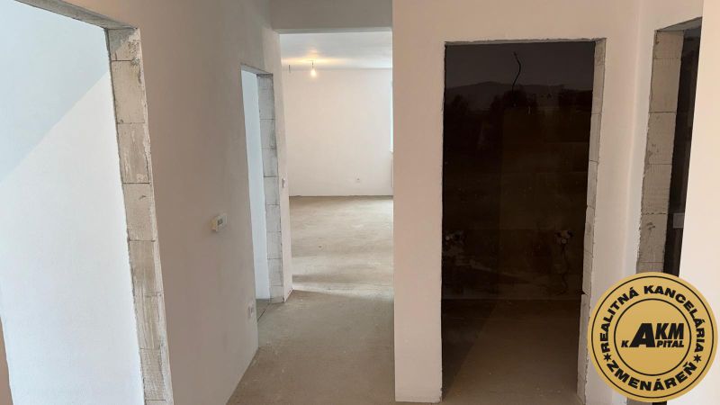 3 izbový byt  75 m2, balkón, novostavba na predaj, Podborová, Zvolen - Prázdna miestnosť so základnou omietkou a otvorenými priechodmi v 3-izbovom byte.